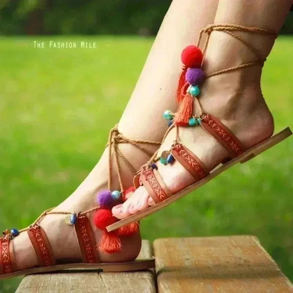 like new: Boho Summer hippie sandals with ropes and pompoms tie-up size 9 - Picture 2 of 9